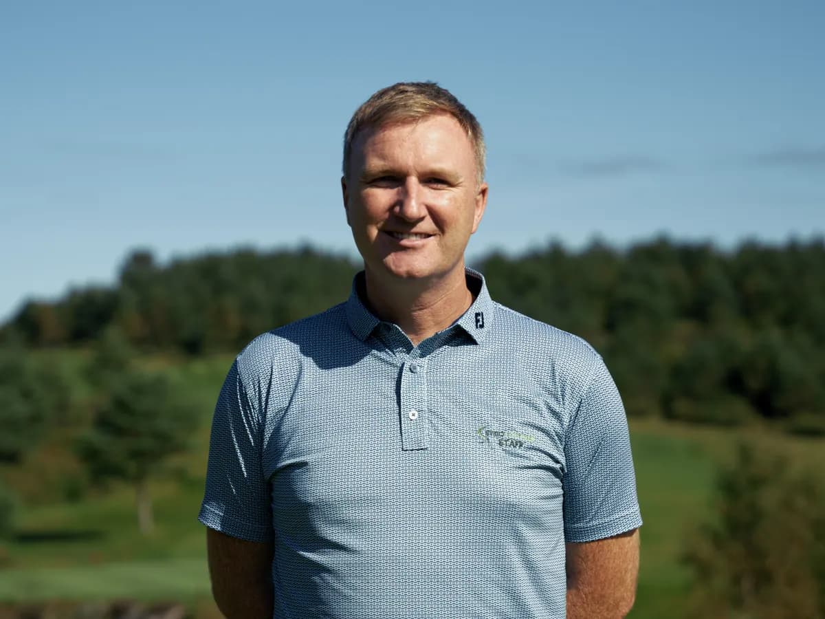 Portrett av Gavin Hinds