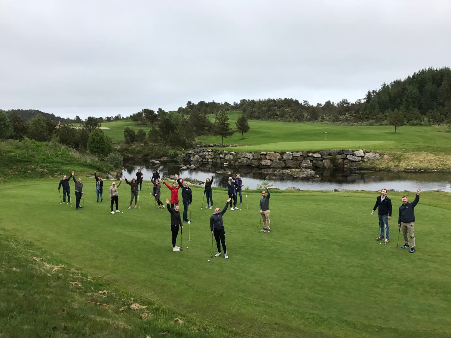 Fairway med skogkledde åser i bakgrunnen i Sveio Golfpark