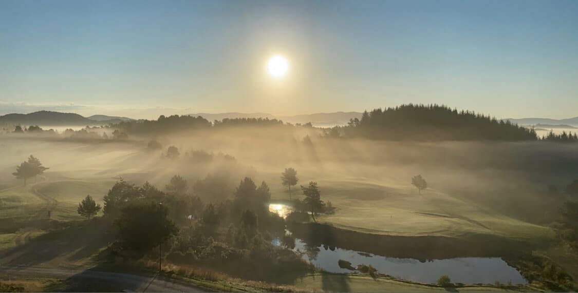 Morgendis og soloppgang over golfbanen i Sveio Golfpark